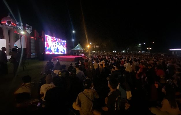 Halaman Kantor Pemkab Kotim dipadati warga yang memyaksikan laga semi final Piala Asia antara Indonesia dengan Uzbekistan, Senin, 29 April 2024