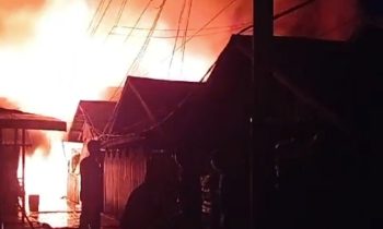 Kebakaran kawasan padat penduduk di Punton Palangka Raya, Minggu sore, 7 April 2024.