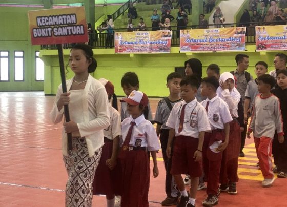 Perwakilan Kotingen Kecamatan Bukit Santuai saat memasuki aula pembukaan di Gedung Volly Indoor Stadion 29 Nopember, Senin, 22 April 2024.