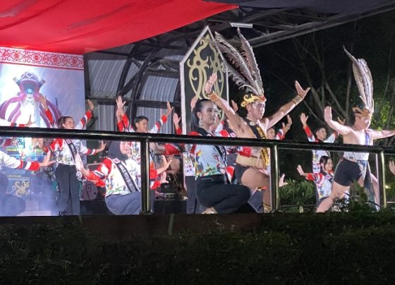 Peserta Lomba Pemilihan Putra dan Putri Pariwisata Kabupaten Kotim saat menari daerah saat pembukaan Festival Habaring Hurung, Sabtu, 20 April 2024