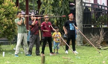 Peserta cabang manyipet saat membidik sasarannya dalam pertandingan Festival Budaya Habaring Hurung di Taman Kota Sampit, Minggu,21 April 2024.