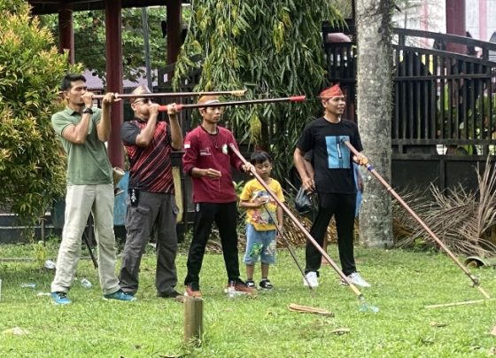 Peserta cabang manyipet saat membidik sasarannya dalam pertandingan Festival Budaya Habaring Hurung di Taman Kota Sampit, Minggu,21 April 2024.