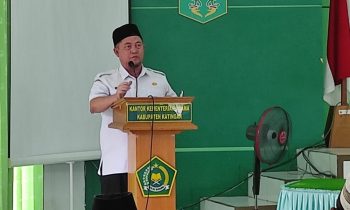 Pj Bupati Katingan, Saiful menyampaikan sambutan pada acara manasik haji di Aula Kementerian Agama Kabupaten Katingan, Rabu, 17 April 2024.