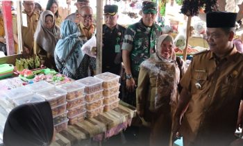 Pj Bupati Seruyan Djainuddin Noor berdialog dengan salah satu pedagang saat kegiatan sidak