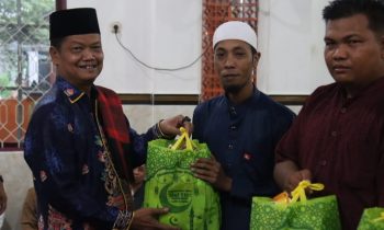 Pj Bupati Seruyan, Djainuddin Noor menyerahkan bingkisan dalam kegiatan Safari Ramadan di Masjid Al Jihad Kuala Pembuang