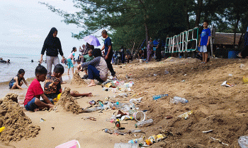 Sampah plastik berserakan di Pantai Ujung Pandaran, Sabtu, 13 April 2024.