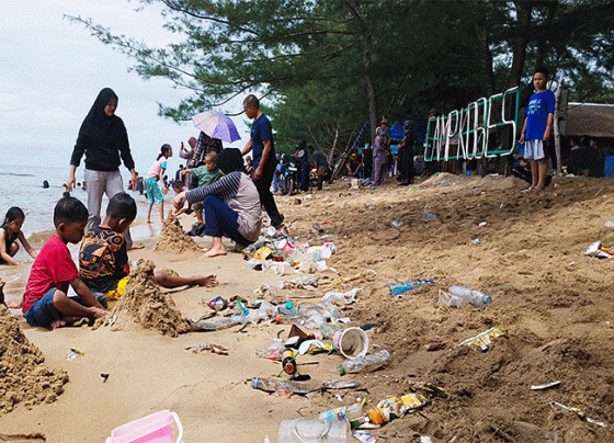 Sampah plastik berserakan di Pantai Ujung Pandaran, Sabtu, 13 April 2024.