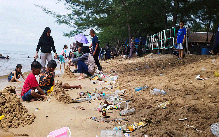 Destinasi Wisata Pantai Ujung Pandaran Dipenuhi Sampah