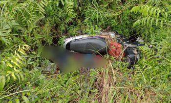 Sesosok mayat ditemukan di semak Jalan Jenderal Sudirman Km 14, Sampit, Kotim, dengan posisi tertimpa sepeda motor, Kamis, 18 April 2024.