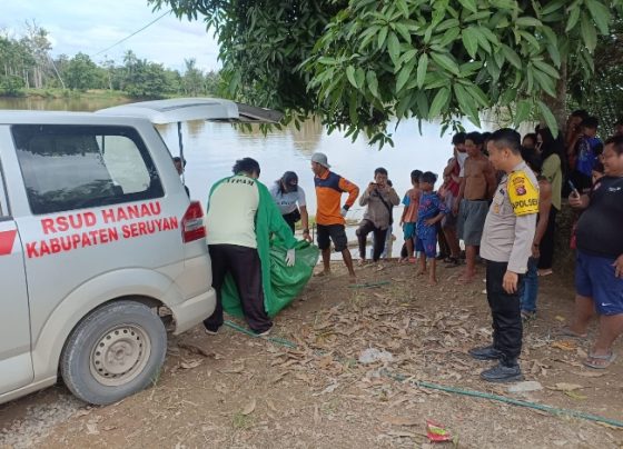 Sosok mayat laki laki yang ditemukan mengapung di Sungai Seruyan saat di evakuasi  untuk dibawa ke RSUD Hanau