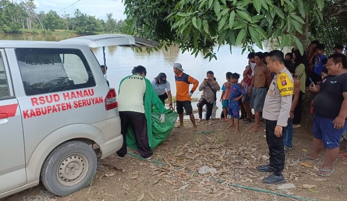 Sosok mayat laki laki yang ditemukan mengapung di Sungai Seruyan saat di evakuasi  untuk dibawa ke RSUD Hanau