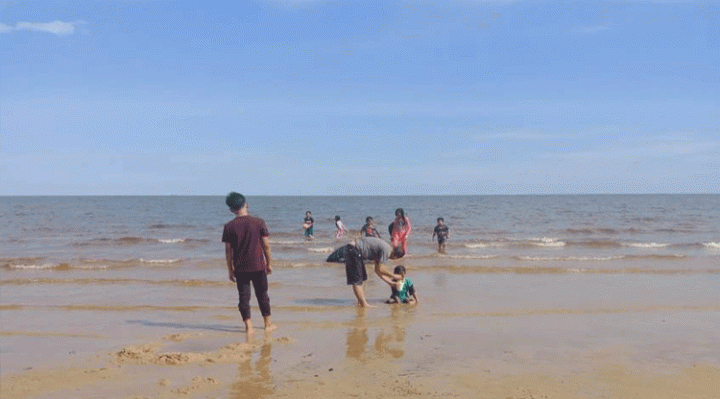 Suasana Pantai Ujung Pandaran, Minggu, 14 April 2024