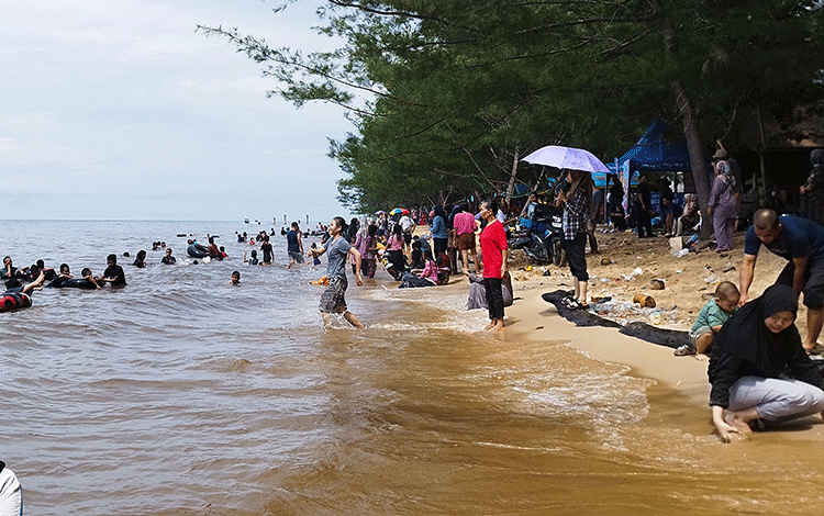 Pantai Ujung Pandaran masih Dipadati Wisatawan