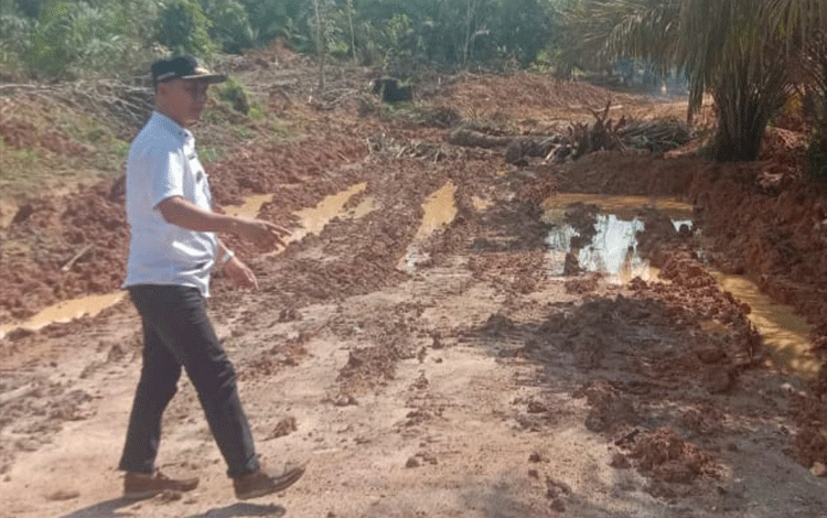Camat Mentaya Hulu Menanggapi Video Viral Jalan Berbayar