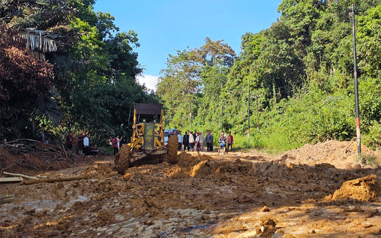 Faktor Cuaca Pengaruhi Penanganan Darurat Jalan Tanjung Jariangu-Kuala Kuayan