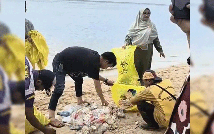 Irawati Turun Tangan Bersihkan Sampah di Pantai Ujung Pandaran