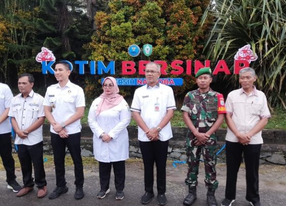 Wakil Bupati Kotim Irawati beserta jajaran berfoto bersama dengan Kepala BNN Provinsi di Branding Kotim Bersinar, Rabu, 24 April 2024.