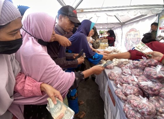 Warga menyerbu Gerakan Pasar Murah di Taman Kota Sampit, Senin, 1 April 2024.