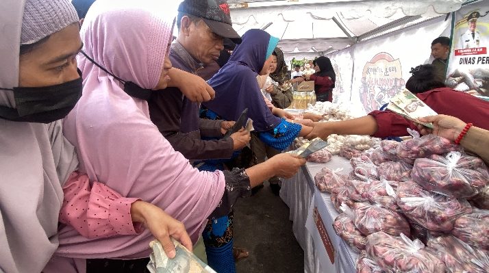 Warga menyerbu Gerakan Pasar Murah di Taman Kota Sampit, Senin, 1 April 2024.