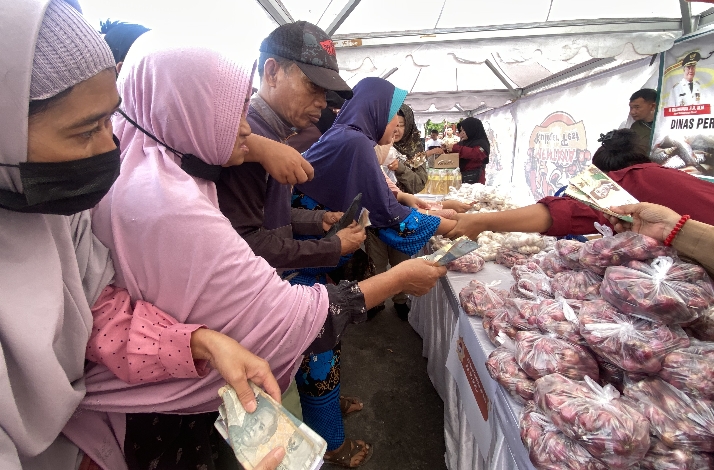 Tak Sampai Sejam, Pasar Murah di Taman Kota Sampit Ludes Diserbu Warga