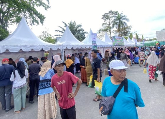 Warga sedang mengantre membeli sembako murah menjelang Idulfitri di pasar murah yang bertempat Taman Kota Sampit, Senin, 1 April 2024