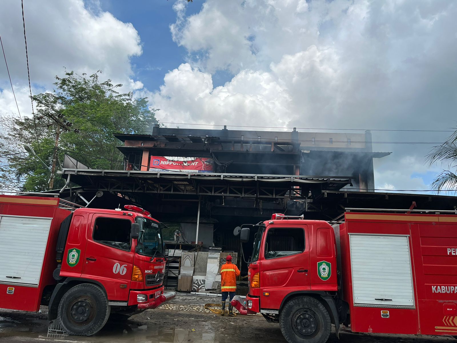Hampir 12 Jam, Kebakaran Toko Bangunan di Sampit Akhirnya Padam