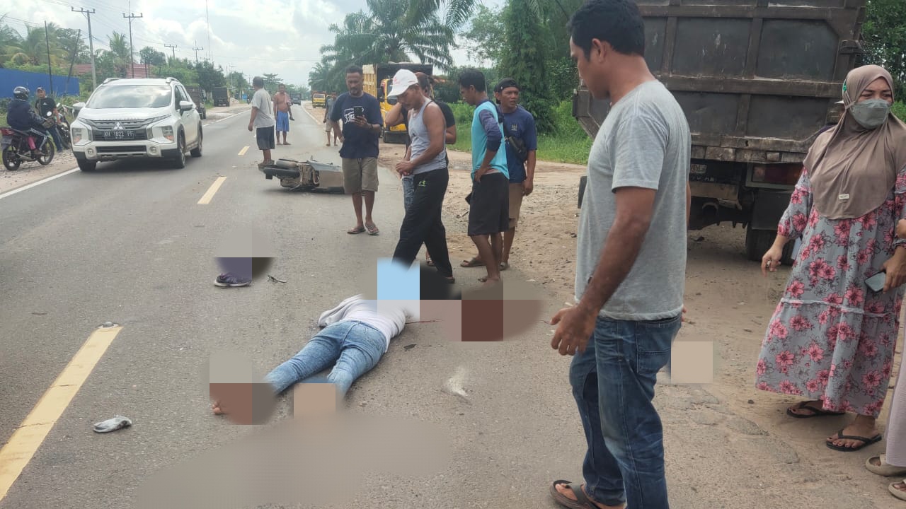 Terlibat Tabrakan Dengan Truk di Pal 11 Sampit, Pengendara Motor Tidak Sadarkan Diri
