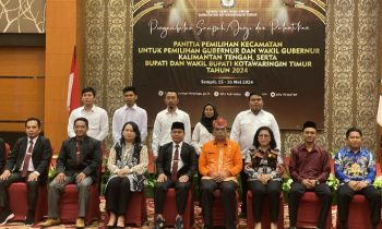 Asisten I Setda Kotim Rihel (batik jingga) bersama dengan Ketua KPU dan jajaran dan saat berfoto bersama dengan Anggota PPK, Kamis, 16 Mei 2024