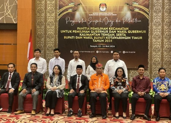 Asisten I Setda Kotim Rihel (batik jingga) bersama dengan Ketua KPU dan jajaran dan saat berfoto bersama dengan Anggota PPK, Kamis, 16 Mei 2024