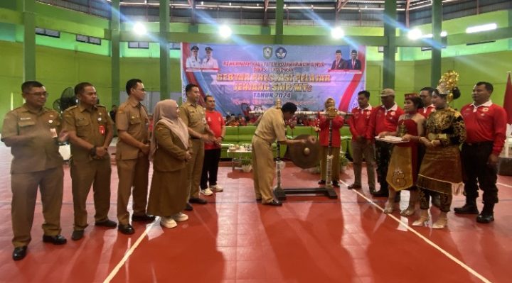 Asisten I Setda Kotim Rihel saat memukul gong tanda dimulainya Gebyar Prestasi Pelajar, Selasa, 28 Mei 2024.