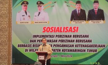 Asisten II Bidang Perekonomian dan Pembangunan Sekretariat Daerah Kotim, Alang Arianto saat sambutan di Sosialiasi DPMPTSP, Selasa, 7 Mei 2024