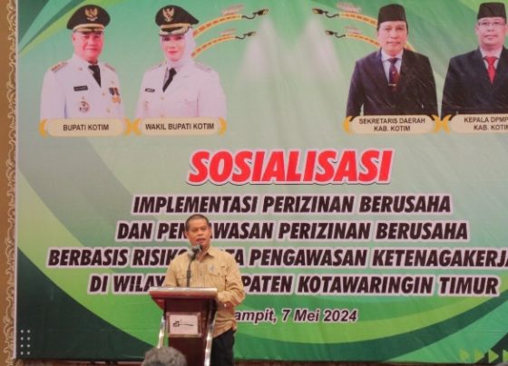 Asisten II Bidang Perekonomian dan Pembangunan Sekretariat Daerah Kotim, Alang Arianto saat sambutan di Sosialiasi DPMPTSP, Selasa, 7 Mei 2024