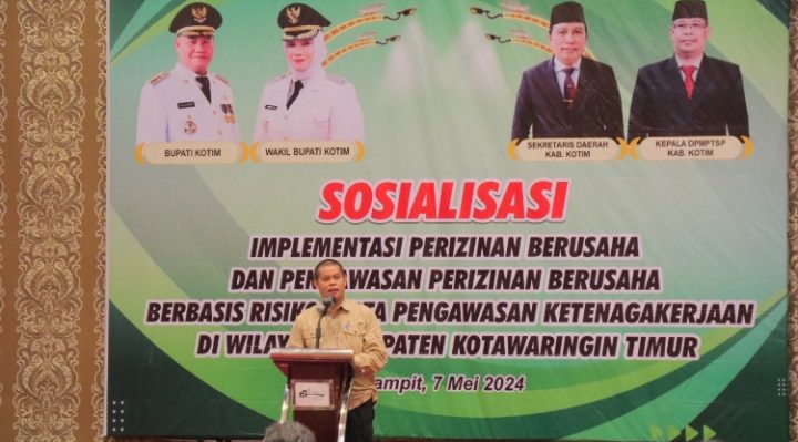 Asisten II Bidang Perekonomian dan Pembangunan Sekretariat Daerah Kotim, Alang Arianto saat sambutan di Sosialiasi DPMPTSP, Selasa, 7 Mei 2024
