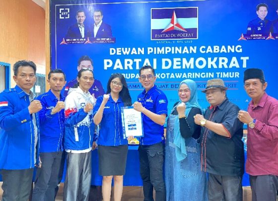 Bakal Calon Bupati Kotim, Silvia Sarah didampingi tim sukses saat mendaftarkan diri Ke partai Demokrat, Kamis, 16 Mei 2024