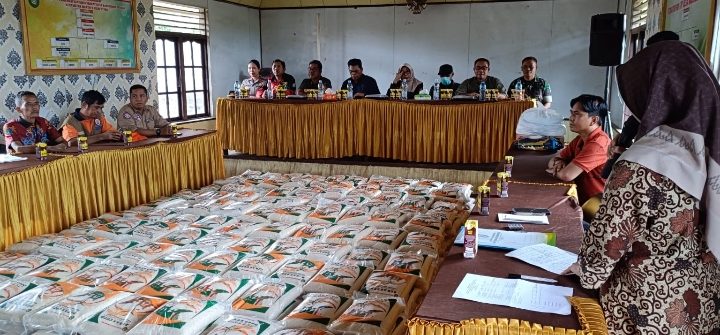 Bantuan beras untuk warga Bagendang Tengah yang serahkan oleh Asisten I Setda Kotim Rihel, Jumat, 24 Mei 2024