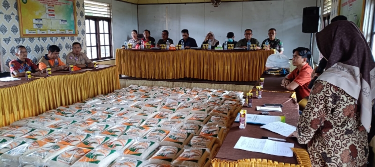 Pemkab Kotim Salurkan Bantuan Beras ke Warga Terdampak Banjir di Desa Bagendang Tengah