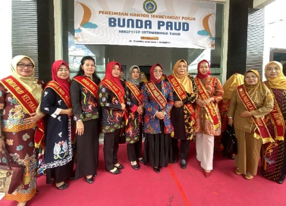 Bunda PAUD Kotim Khairiah Halikinnor saat berfoto bersama Bunda PAUD Kecamatan di kantor sekretariat PAUD Kotim, Senin, 6 Mei 2024