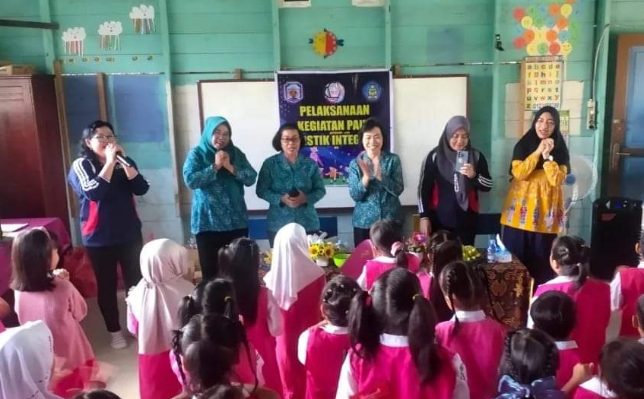 Bunda PAUD Murung Raya, Melsi Hermon beserta pengurus Pokja PAUD Mura berkunjung ke TK Puruk Kambang, Desa Dirung Lingkin, Selasa, 7 Mei 2024