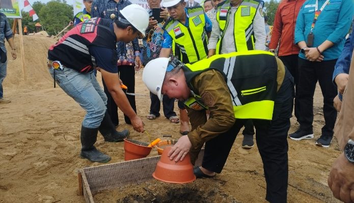 Bupati Katingan, Saiful meletakan batu pertama pembangunan Rumah Sakit Pratama Kecamatan Katingan Kuala di Desa Bangun Jaya, Kamis, 30 Mei 2024