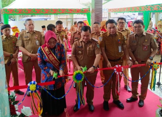 Bupati Kotim Halikinnor beserta jajaran dan Bunda PAUD Kotim Khairiah Halikinnor saat meresmikan Sekretariat Pokja Bunda PAUD, Senin, 6 Mei 2024.