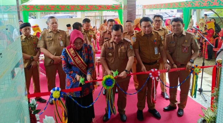 Bupati Kotim Halikinnor beserta jajaran dan Bunda PAUD Kotim Khairiah Halikinnor saat meresmikan Sekretariat Pokja Bunda PAUD, Senin, 6 Mei 2024.