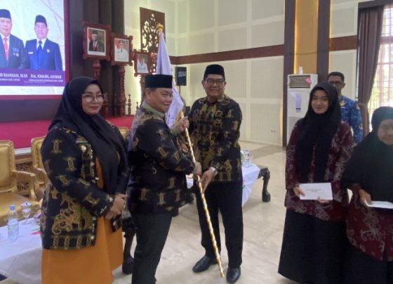 Bupati Kotim Halikinnor didampingi Wakil Bupati Kotim, saat melepas keberangkatan jemaah calon haji, Jumat, 17 Mei 2024.