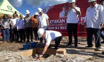 Bupati Kotim Halikinnor meletakan batu pertama pembangunan pabrik limbah medis, di Jalan Jenderal Sudirman Kilometer 14 Sampit, Rabu, 15 Mei 2024