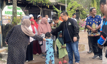 Bupati Kotim Halikinnor memberikan semangat kepada anak anak Panti Asuhan Annida Qalbu, yang turut menjadi korban kebakaran, Kamis, 30 Mei 2024.