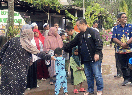 Bupati Kotim Halikinnor memberikan semangat kepada anak anak Panti Asuhan Annida Qalbu, yang turut menjadi korban kebakaran, Kamis, 30 Mei 2024.