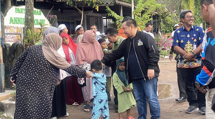 Bupati Kotim Halikinnor memberikan semangat kepada anak anak Panti Asuhan Annida Qalbu, yang turut menjadi korban kebakaran, Kamis, 30 Mei 2024.