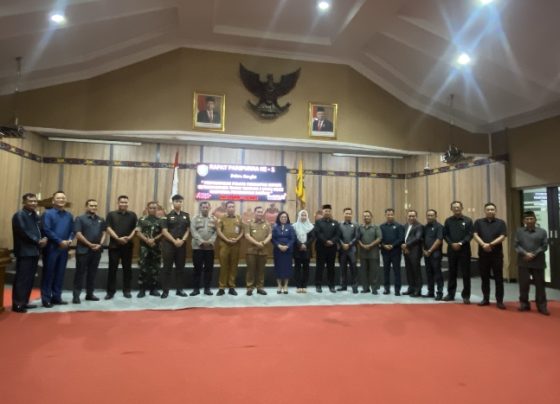 Bupati Kotim Halikinnor saat berfoto bersama dengan Ketua DPRD Kotim dan Anggota setelah penyampaian dua buah Raperda, Senin, 6 Mei 2024.