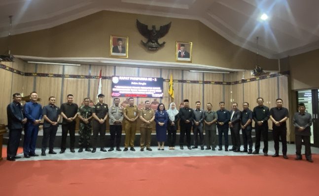 Bupati Kotim Halikinnor saat berfoto bersama dengan Ketua DPRD Kotim dan Anggota setelah penyampaian dua buah Raperda, Senin, 6 Mei 2024.