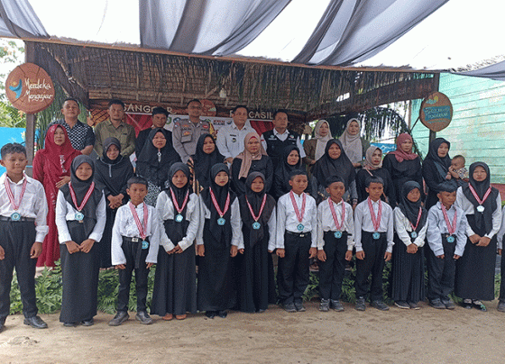 Camat Kota Besi, M. Huzaifah bersama siswa siswi SDN 3 Kota Besi Hilir, Rabu 29 Mei 2024.