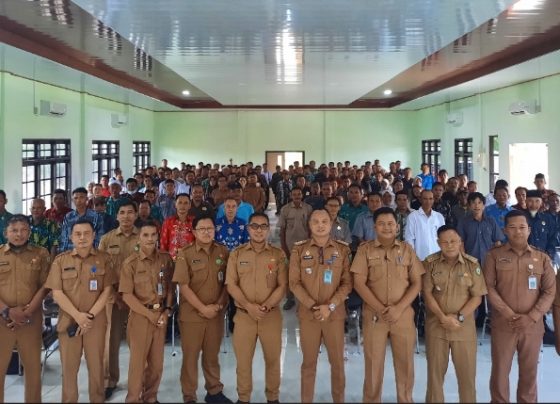 Foto bersama seluruh peserta Pembinaan BPD di aula DPMD Kotim. Selasa, 7 Mei 2024